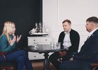 Руководитель департамента маркетинга компании Ксения Шадрина и детский хирург Илья Пикало с профессором Андреем Анкудиновым. Фото предоставлено платформой «Проминдекс»