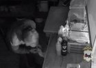 Момент кражи. Скриншот из видео пресс-службы ГУ МВД России по Иркутской области.png