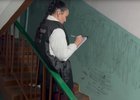 Следователи СК осматривают место происшествия. Скриншот видео СУ СК России по Иркутской области