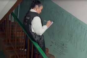 Следователи СК осматривают место происшествия. Скриншот видео СУ СК России по Иркутской области