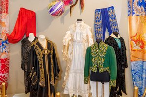 Экскурсия по выставке «Портрет-а-порте»