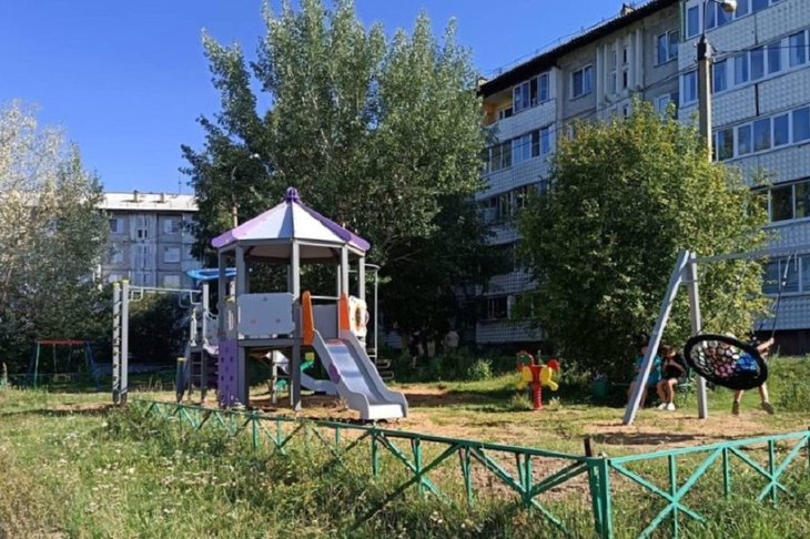 Благоустройство детской площадки в округе № 21. Фото пресс-службы думы Иркутского района