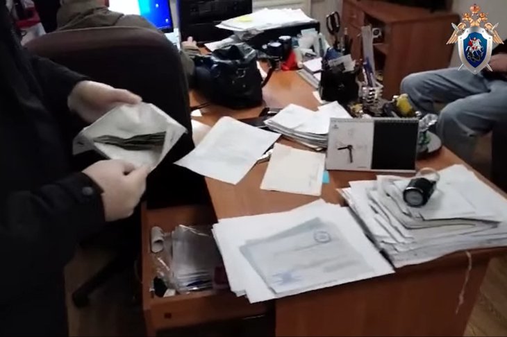 Обыск. Скриншот из видео пресс-службы СУ СКР по Иркутской обалсти