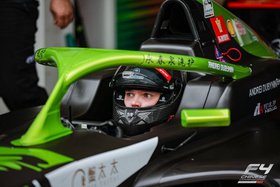 Гонщик в болиде. Фото китайской федерации Формулы F4. Гонщик в болиде. Фото китайской федерации Формулы F4.