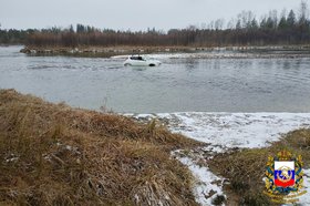 Затонувший автомобиль. Фото пожарно-спасательной службы Иркутской области