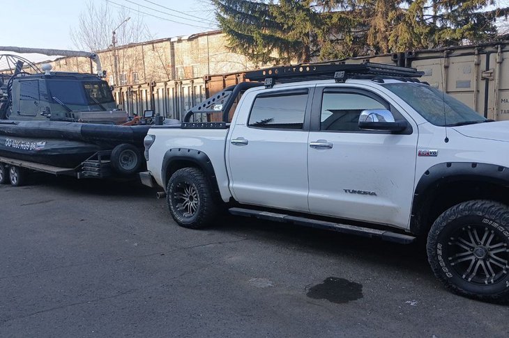 Автомобиль и аэролодка подозреваемых в незаконной охоте. Фото пресс-службы ГУ МВД России по Иркутской области