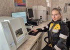 Химик службы контроля вод санитарной лаборатории АНХК Алина Киселева. Фото АНХК