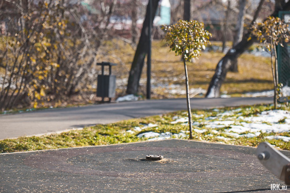 В одном углу площадки торчит круглое крепление