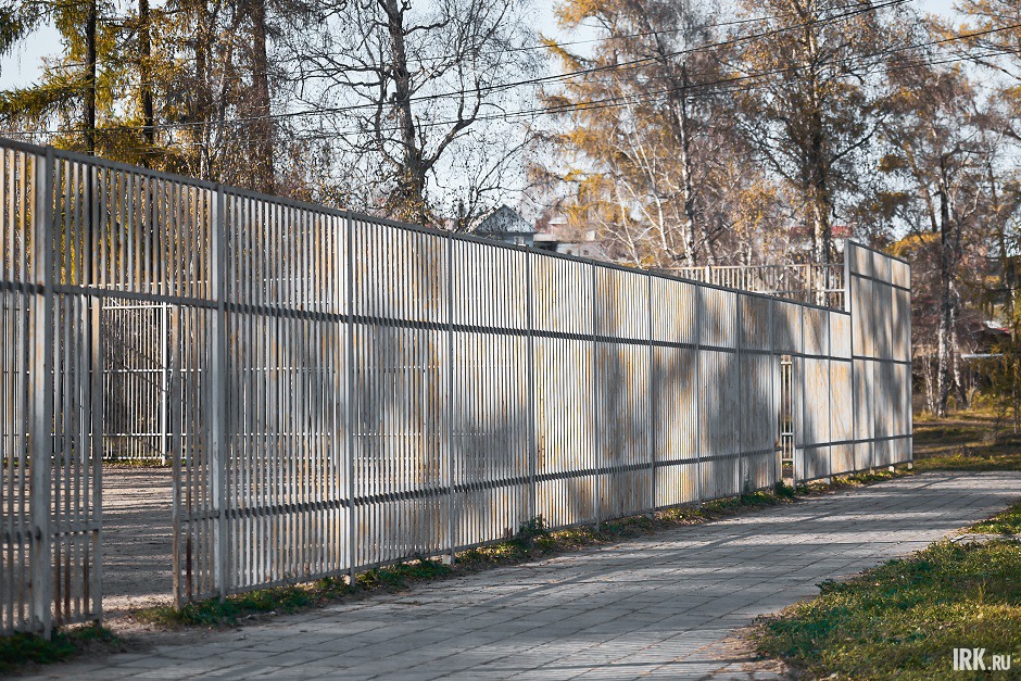 Ржавое ограждение футбольного поля