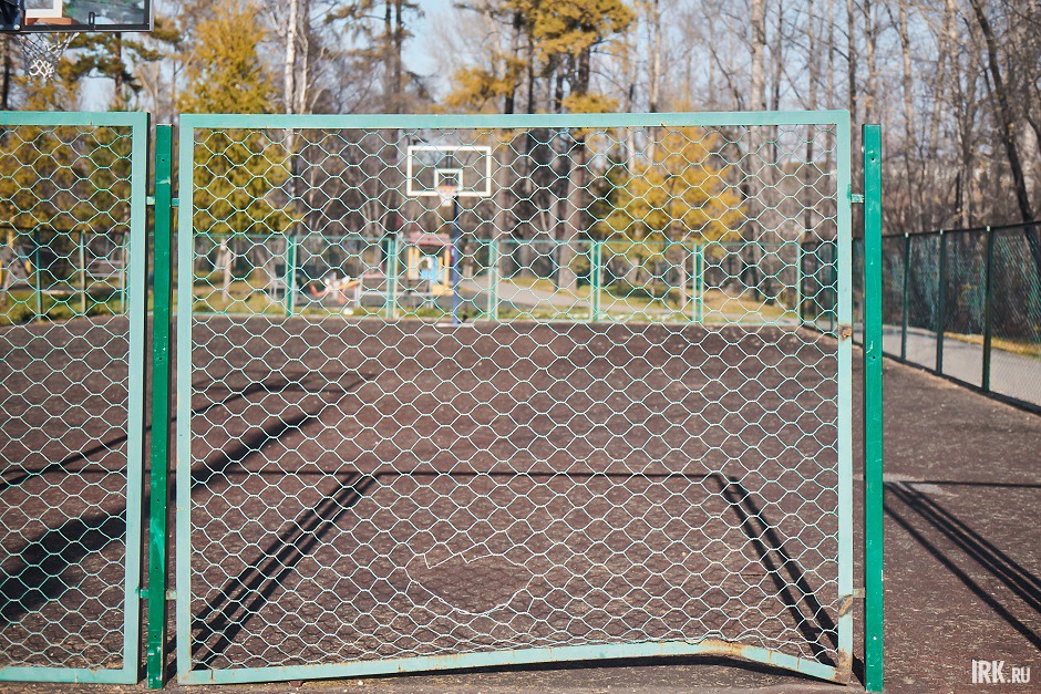 Дыры в ограждении баскетбольной площадки