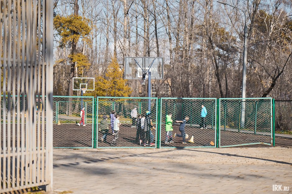 Школьники на площадке