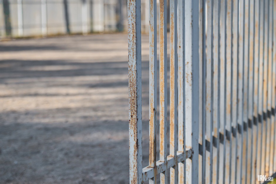 Ржавое ограждение футбольного поля