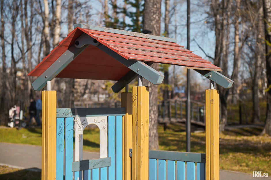 Домик в песочнице частично без крыши и весь изрисованный маркером