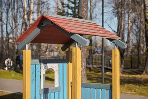 Домик в песочнице частично без крыши и весь изрисованный маркером