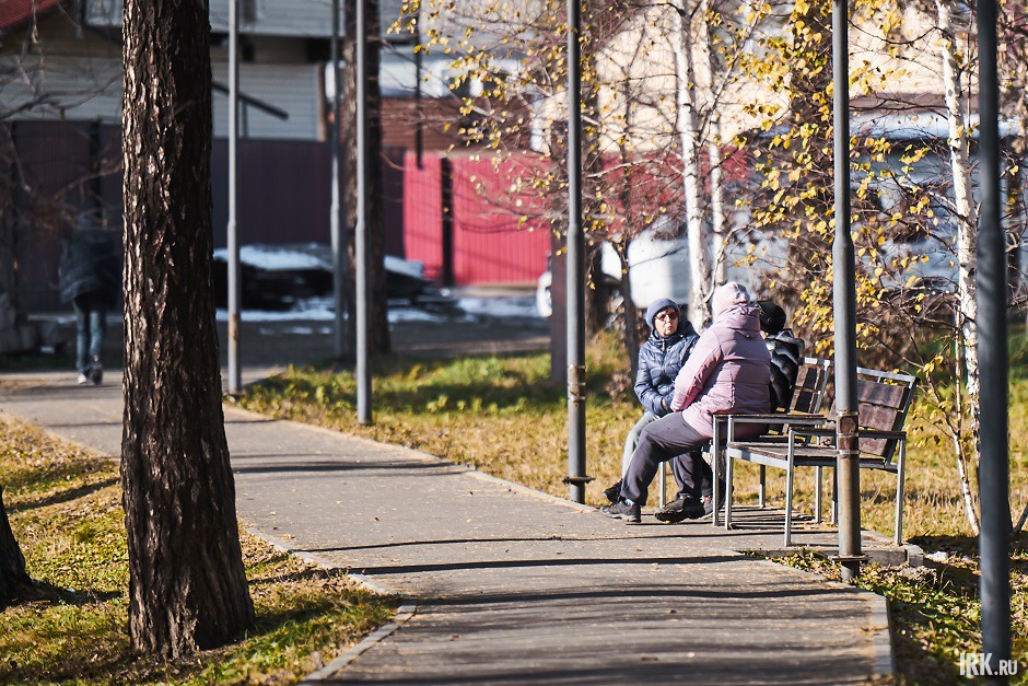 На лавочках отдыхают пенсионеры