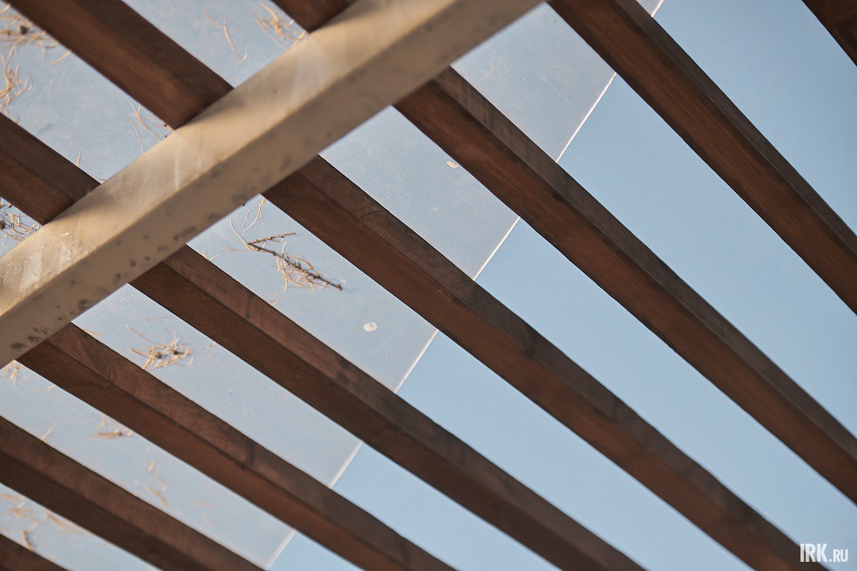 Сломанный навес