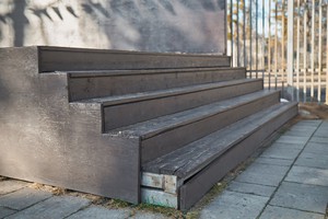 Лестница около сцены