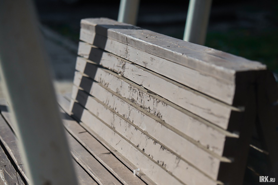 Поврежденная скамейка