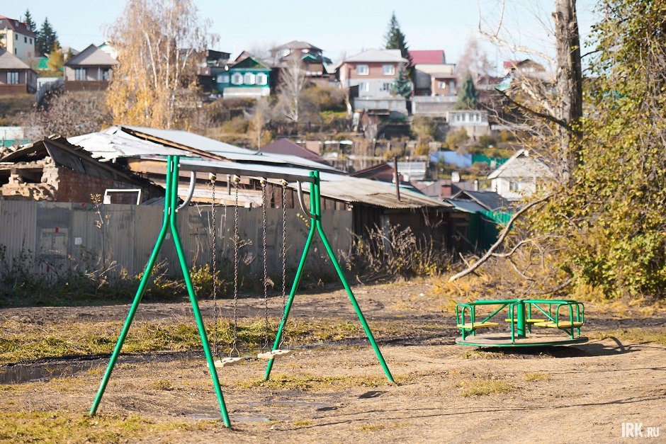 Качели и карусель