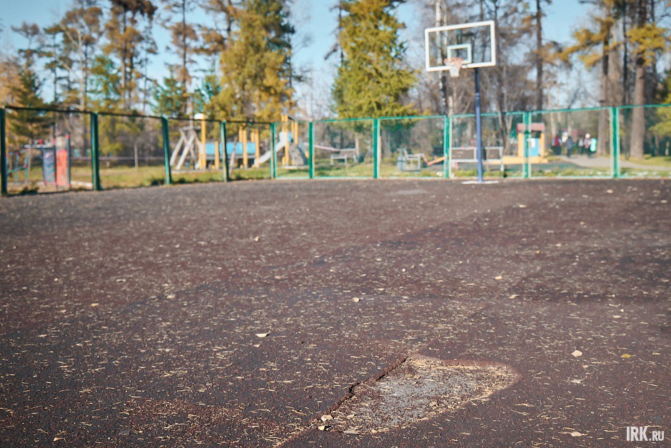 Резиновое покрытие на баскетбольной площадке