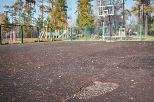 Резиновое покрытие на баскетбольной площадке