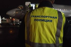Сотрудник ЛО МВД России на воздушном транспорте. Фото пресс-службы транспортной полиции Прибайкалья