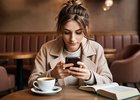 Девушка с телефоном. Изображение сгенерировано с помощью нейросети GigaChat