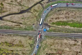 Пересечение автомобильной и железной дорог в Тулунском районе. Фото из телеграм-канала Игоря Кобзева