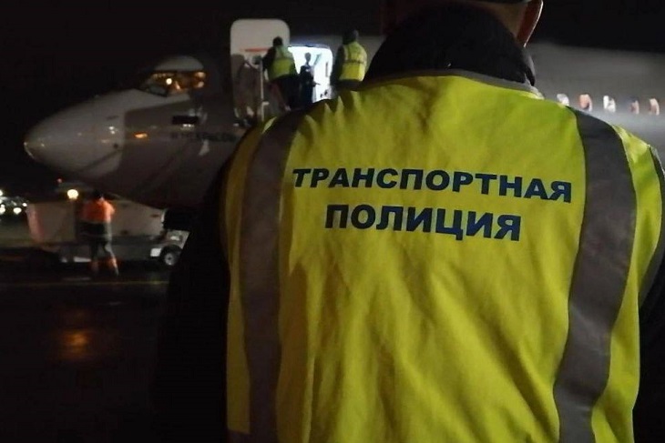 Сотрудник ЛО МВД России на воздушном транспорте. Фото пресс-службы транспортной полиции Прибайкалья