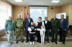 Вручение награды. Фото пресс-службы правительства Иркутской области