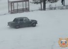 Дрифт на площадке перед администрацией. Скриншот видео Госавтоинспекции Иркутской области