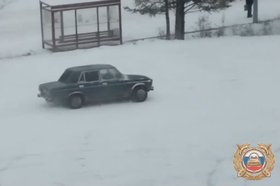 Дрифт на площадке перед администрацией. Скриншот видео Госавтоинспекции Иркутской области