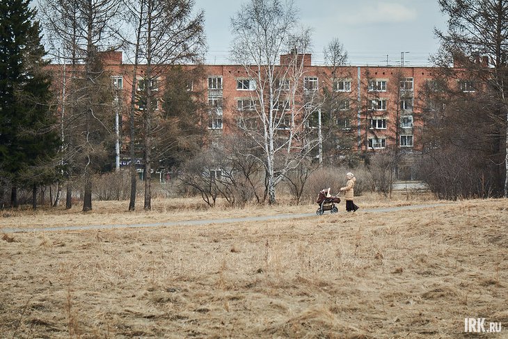 Мать с коляской. Фото Маргариты Романовой, IRK.ru