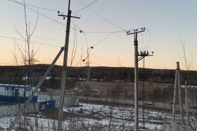 Опоры и воздушные линии электропередачи. Фото из телеграм-канала «Свет38»