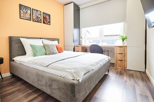 Двухкомнатная квартира с ремонтом в темных тонах