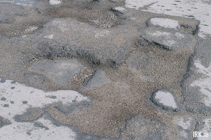 Ямы на дороге. Фото из архива IRK.ru