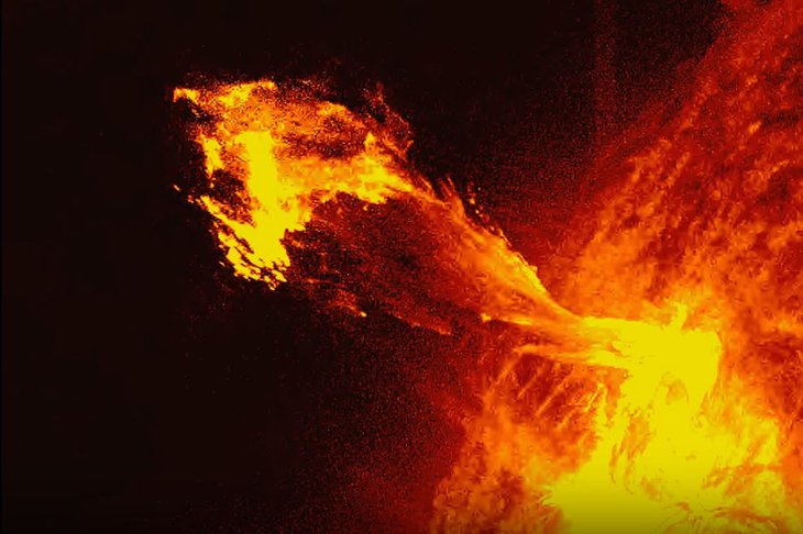 Вспышка на Солнце 4 ноября. Изображение с сайта лаборатории солнечной астрономии ИКИ и ИСЗФ СО РАН