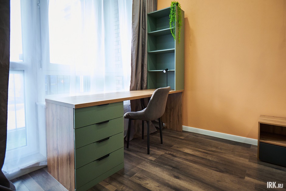 Двухкомнатная квартира с ремонтом в темных тонах