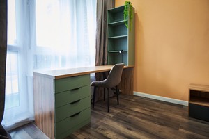 Двухкомнатная квартира с ремонтом в темных тонах