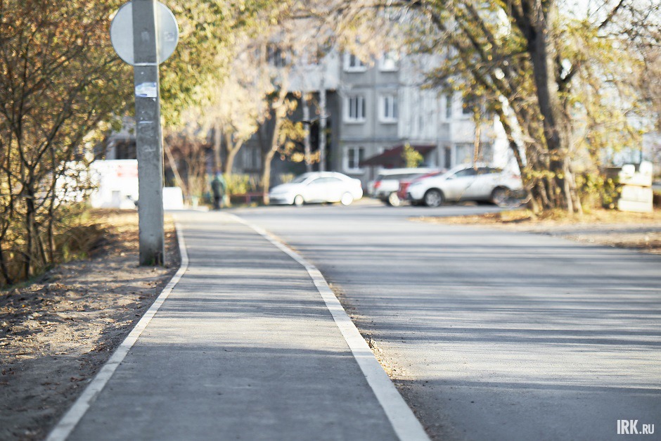 Тротуар, ведущий к скверу