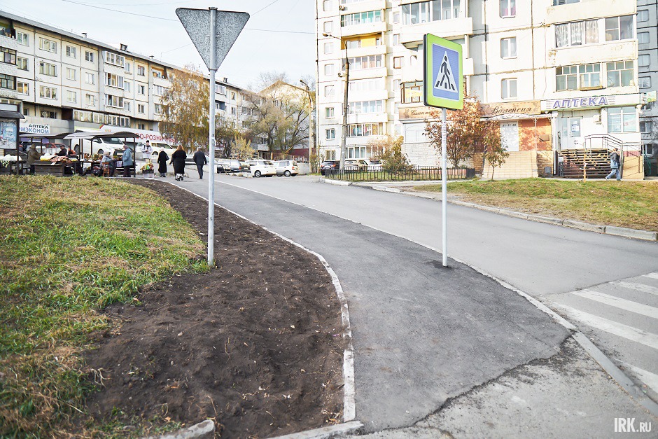 Тротуар около дома № 27 на улице Вампилова