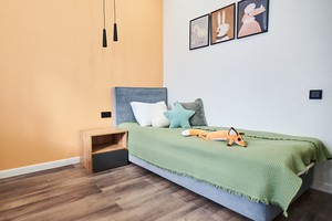 Двухкомнатная квартира с ремонтом в темных тонах