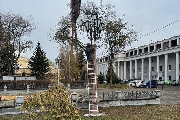 Ремонт фонаря. Фото пресс-службы администрации Иркутска