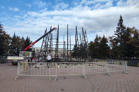 Монтаж новогодней елки в сквере Кирова. Фото Маргариты Романовой, IRK.ru