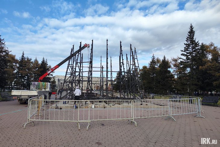 Монтаж новогодней елки в сквере Кирова. Фото Маргариты Романовой, IRK.ru