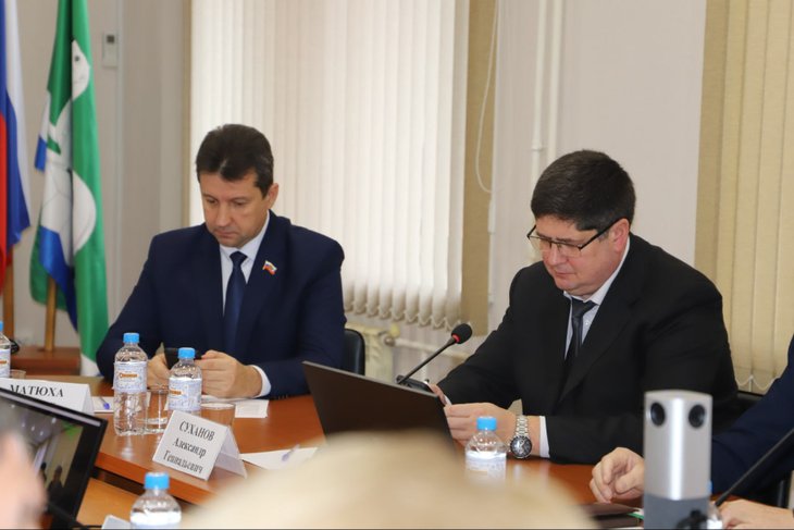 Мэр Усольского района Виталий Матюха и Александр Суханов. Фото пресс-службы администрации МО