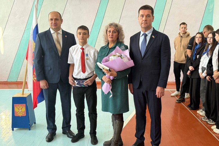 Награждение. Фото из телеграм-канала сенатора Андрея Чернышева