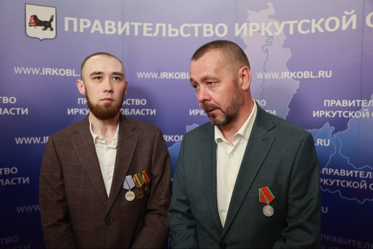 Олег Малыгин с сыном Романом. Фото пресс-службы правительства Иркутской области
