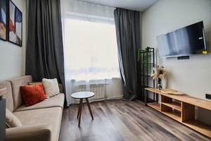 Двухкомнатная квартира с ремонтом в темных тонах