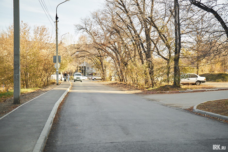 Тротуар, ведущий к скверу